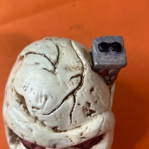 White and Red Skull Decor - Picture 3 of 14